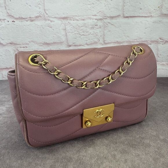 CHANEL Pagoda Quilted Mauve Gold Shoulder Bag - Picture 3 of 16